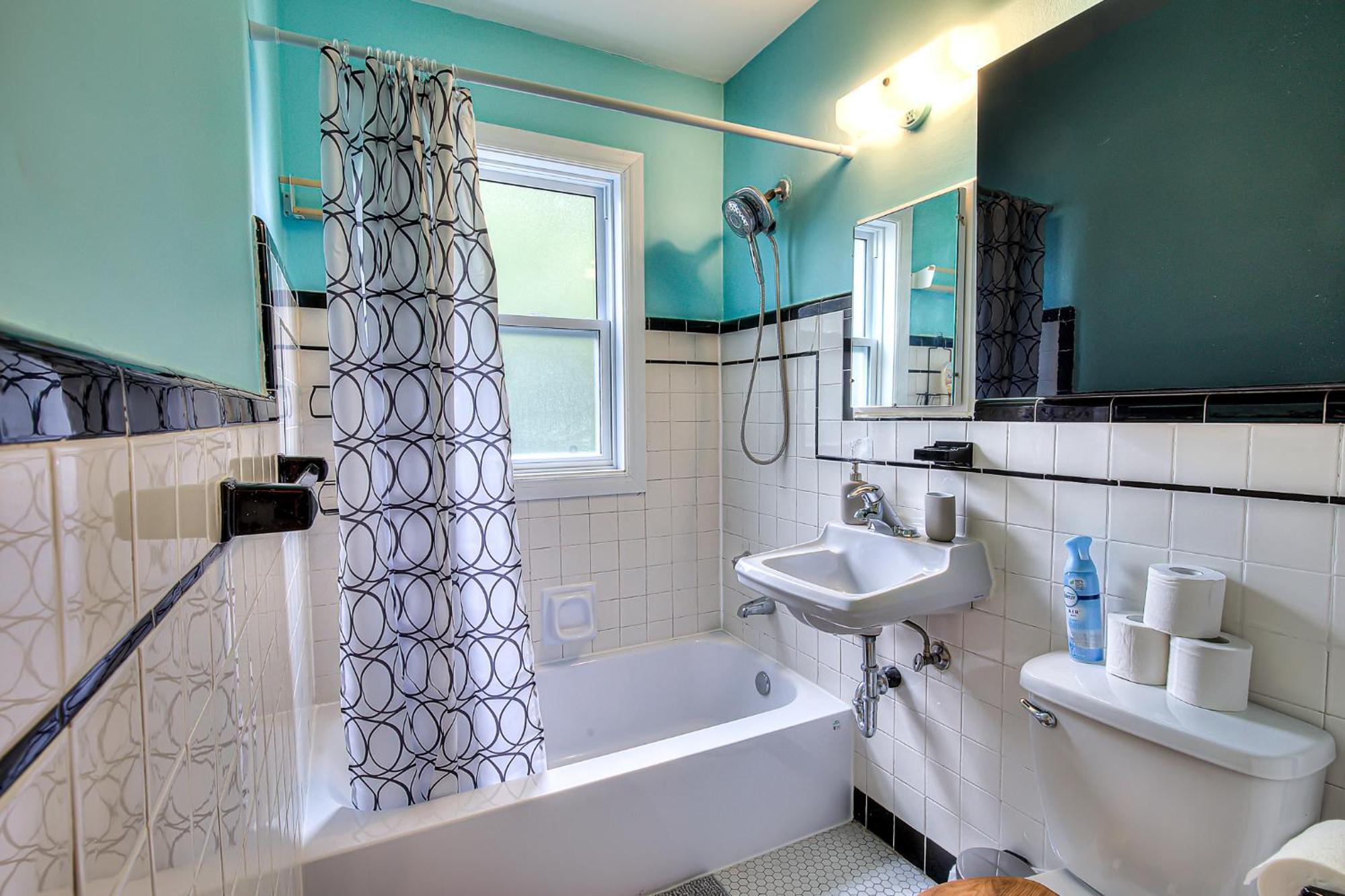 Appartement Traveler's Home! Vintage & Value 2br Apt! *