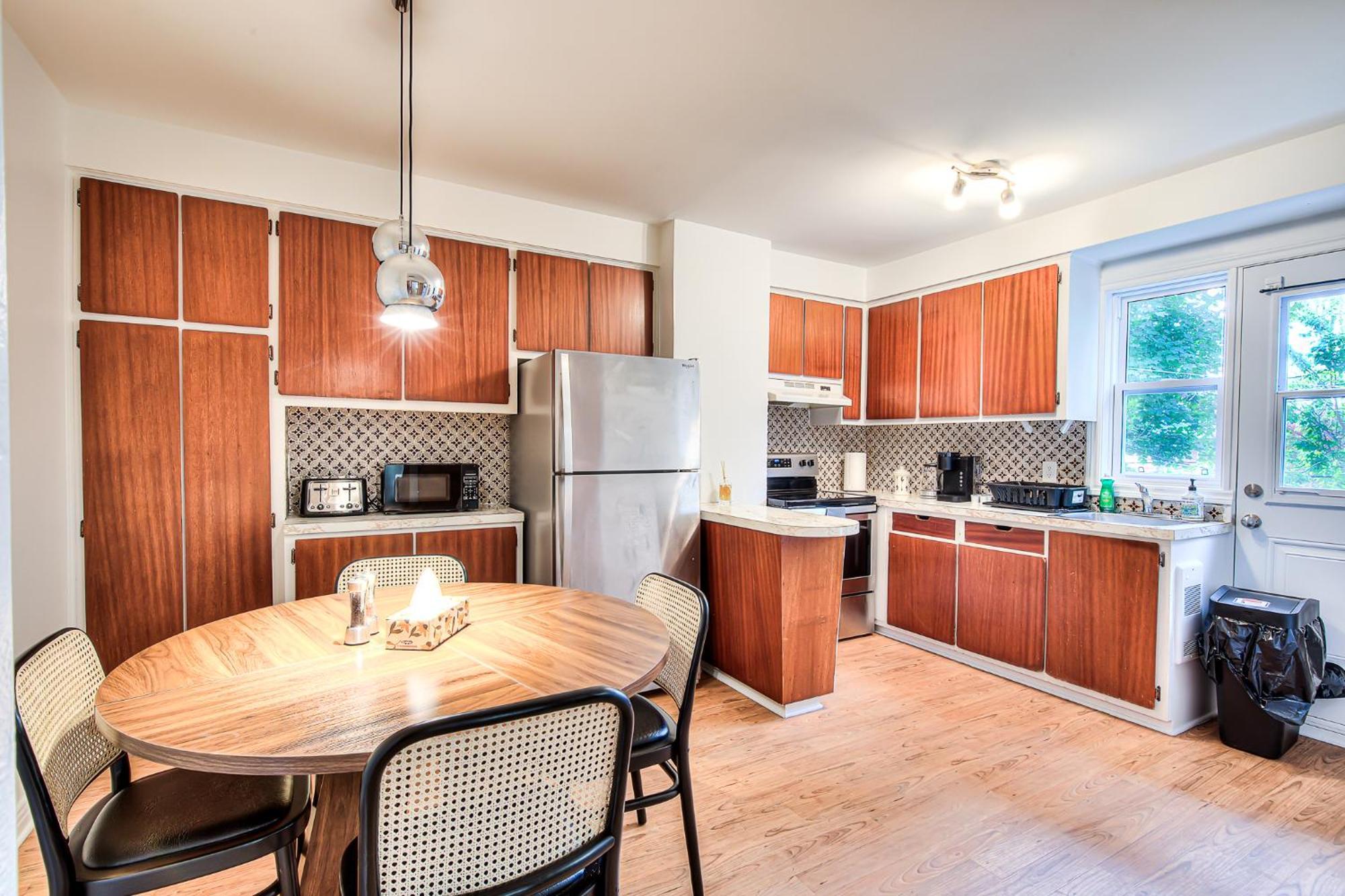 Traveler's Home! Vintage & Value 2br Apt! *