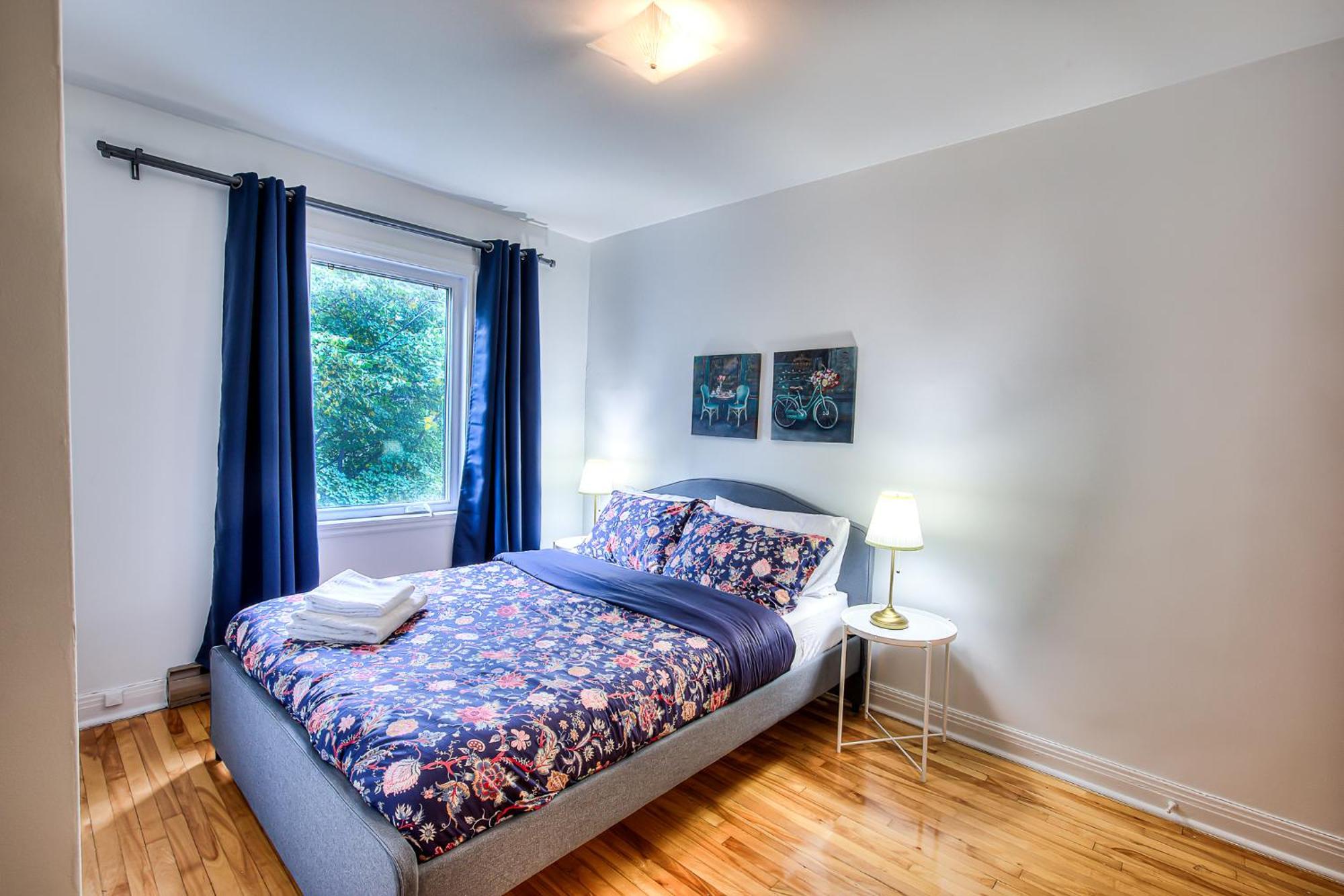 Traveler's Home! Vintage & Value 2br Apt!